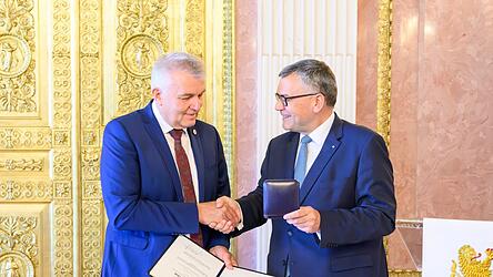Staatskanzleichef Dr. Florian Herrmann (links) bei der Verleihung der Kommunalen Verdienstmedaille in Bronze an Josef Dollinger.