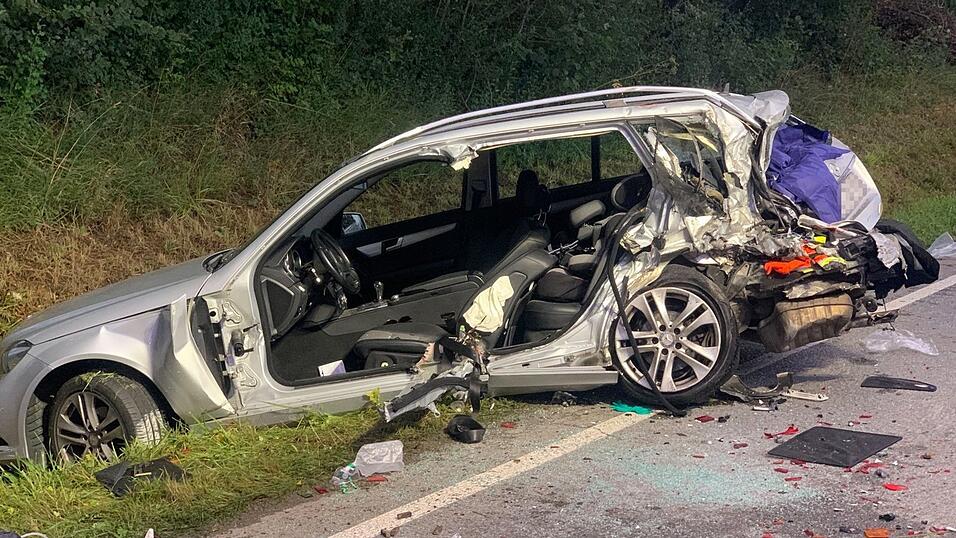 Bei dem Unfall waren drei Menschen teils schwer verletzt worden.