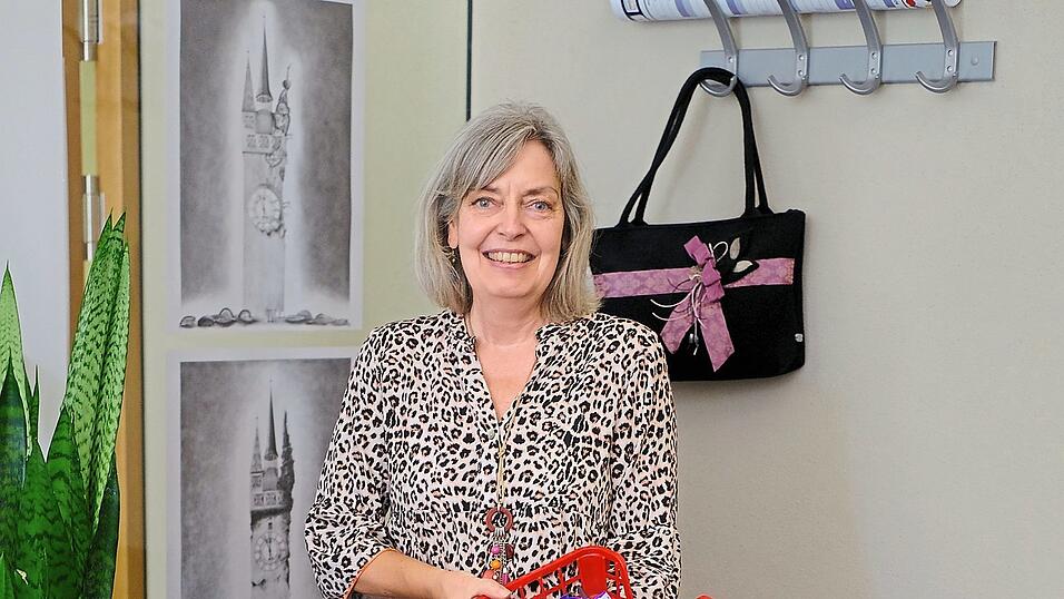 Gerda Hiendl im Fundamt hat nach dem Volksfest Hochsaison. Drei Wochen lang steht das Telefon nicht still und 'Sucher' schauen im Fundamt vorbei. Findet jemand seine verlorenen Wertsachen, ist die Freude groß, beim Verlierer und den Fundamtmitarbeitern. Gerda Hiendl im Fundamt hat nach dem Volksfest Hochsaison. Drei Wochen lang steht das Telefon nicht still und 'Sucher' schauen im Fundamt vorbei. Findet jemand seine verlorenen Wertsachen, ist die Freude groß, beim Verlierer und den Fundamtmitarbeitern.
