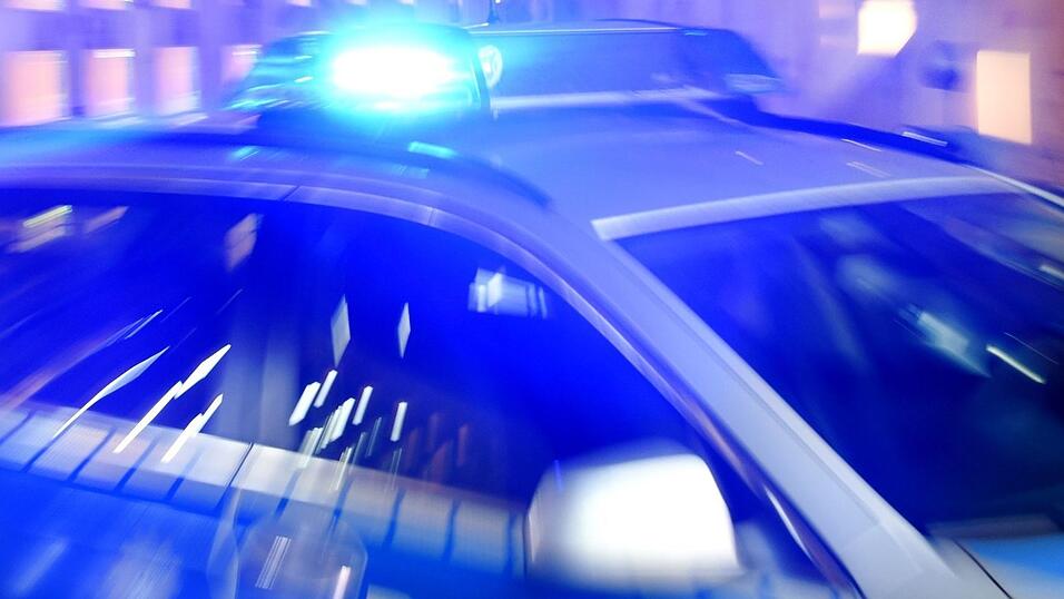 Nach einer lebensgefährlichen Attacke auf einen 38-Jährigen hat die Polizei einen 25-Jährigen festgenommen. (Symbolbild) Nach einer lebensgefährlichen Attacke auf einen 38-Jährigen hat die Polizei einen 25-Jährigen festgenommen. (Symbolbild)