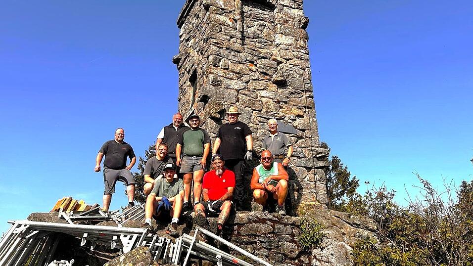 Ein starkes Team aus Mitgliedern des Heimatvereins und des Waldvereins. Gemeinsam haben sie die Gerüstteile auf den Felsen am Waldschmidtdenkmal hoch geschleppt. Ein starkes Team aus Mitgliedern des Heimatvereins und des Waldvereins. Gemeinsam haben sie die Gerüstteile auf den Felsen am Waldschmidtdenkmal hoch geschleppt.