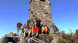 Ein starkes Team aus Mitgliedern des Heimatvereins und des Waldvereins. Gemeinsam haben sie die Gerüstteile auf den Felsen am Waldschmidtdenkmal hoch geschleppt. Ein starkes Team aus Mitgliedern des Heimatvereins und des Waldvereins. Gemeinsam haben sie die Gerüstteile auf den Felsen am Waldschmidtdenkmal hoch geschleppt.