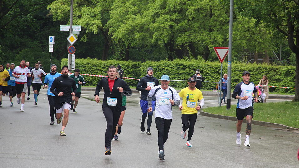 Auch die großen Herzogstadtläufer ließen sich wie schon die Kleinen am Samstag durch das nasskalte Aprilwetter den Spaß am Sport unter freiem Himmel nicht verderben.