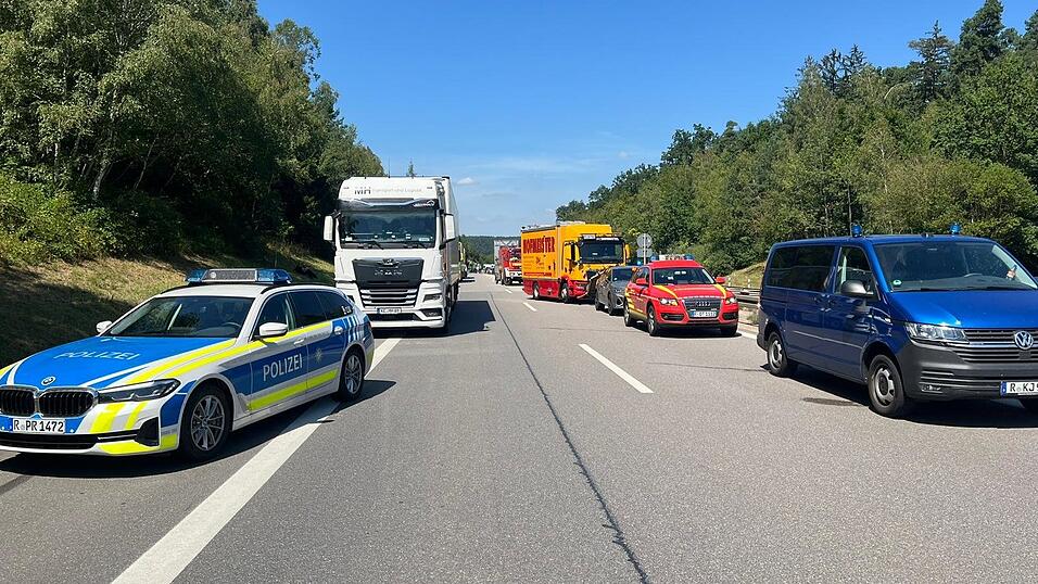Ein Lastwagen kippte am Dienstag auf der A93 bei Regenstauf um und blieb quer zur Fahrbahn in Fahrtrichtung München liegen.