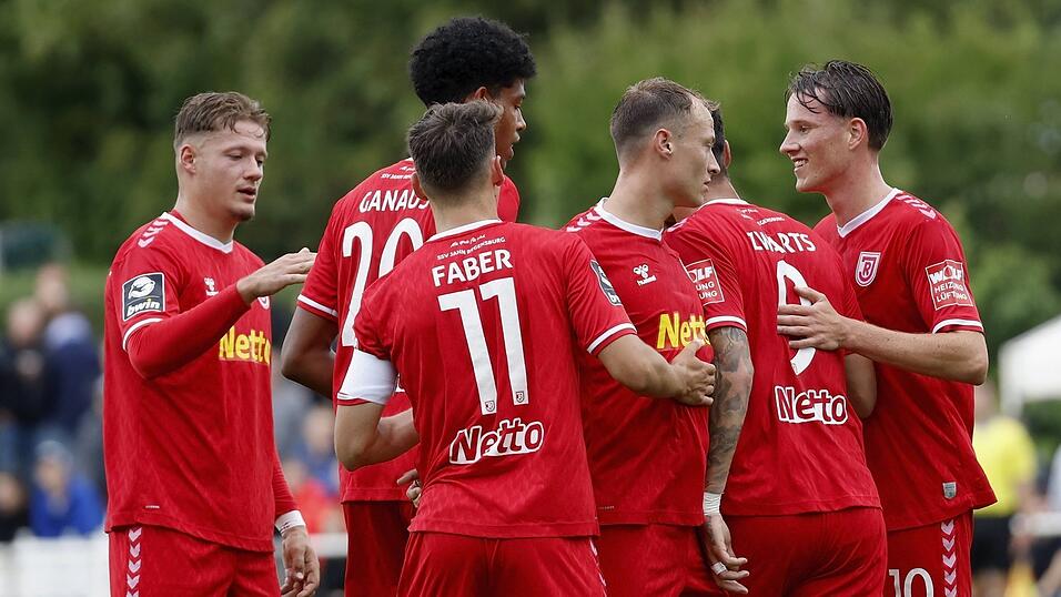 Konrad Faber (Trikotnummer 11, hier beim Toto-Pokal-Einsatz gegen Unterpleichfeld am Dienstag) ist einer der wenigen Verbliebenen aus dem Kader der Vorsaison: Die Regensburger pr&auml;sentieren sich mit einem neuen Gesicht - und wollen am ersten Drittliga-Spieltag gleich f&uuml;r Aufbruchstimmung sorgen.