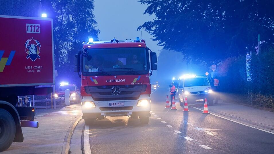 Einsatzfahrzeuge der belgischen Feuerwehr fahren durch die Stadt Sourbrodt. Einsatzfahrzeuge der belgischen Feuerwehr fahren durch die Stadt Sourbrodt.