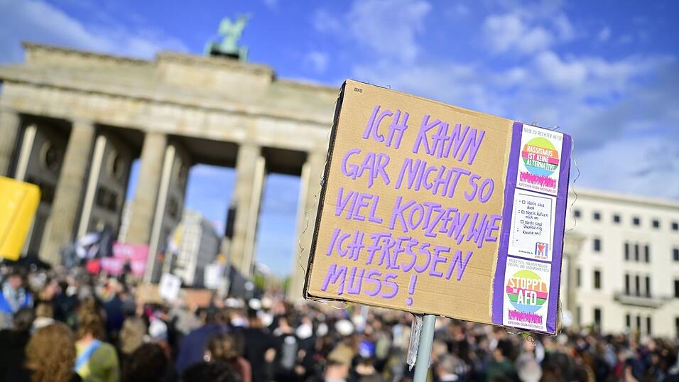 Campact und Fridays for Future hatten zu der Kundgebung am Brandenburger Tor aufgerufen.