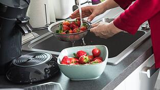 Erdbeeren sind druckempfindlich - beim Abwaschen gilt Vorsicht.
