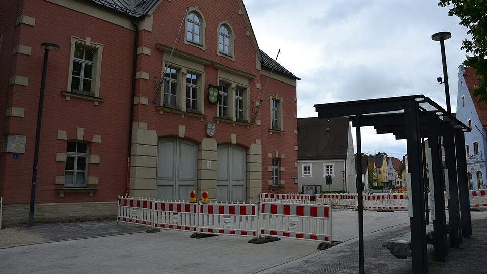 Nach der Verhängung einer Haushaltssperre durch den Marktrat kommen im Rathaus von Au ab sofort alle Ausgaben auf den Prüfstand. Nach der Verhängung einer Haushaltssperre durch den Marktrat kommen im Rathaus von Au ab sofort alle Ausgaben auf den Prüfstand.