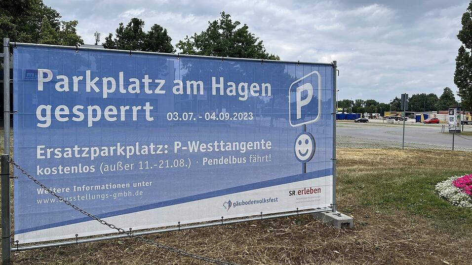 &Uuml;bersehen oder nicht gewusst: Viele Autofahrer standen am Montag vor dem gesperrten Gro&szlig;parkplatz Am Hagen.