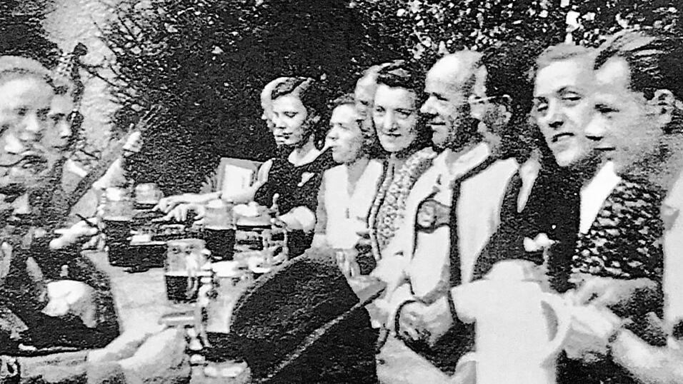 Gelebte Geselligkeit: Dieses Foto aus dem Archiv des Stammtisches 'Gem&uuml;tlichkeit' zeigt G&auml;ste des ersten Festes am 28. August 1949, das damals noch als 'Waldfest' im Hof des Gasthauses Stangerl gefeiert wurde.