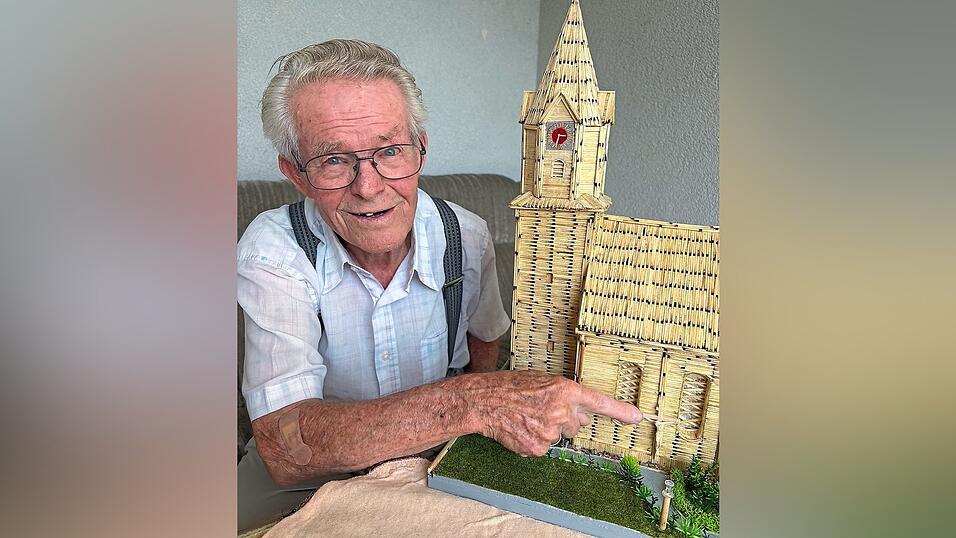 Originalgetreu bis ins Detail: Das Kreuz am Streichholzmodell der Mengkofener Kirche kommt aus dem 3-D-Drucker. Originalgetreu bis ins Detail: Das Kreuz am Streichholzmodell der Mengkofener Kirche kommt aus dem 3-D-Drucker.