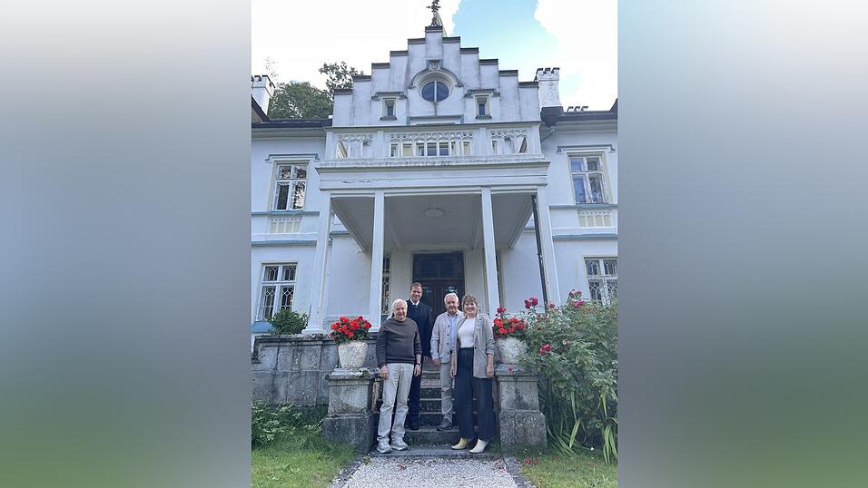 Vor Schloss Buchenau (v.l.) Roman Eder, Olaf Heinrich, Herbert Unnasch und Judith Bauernfeind.
