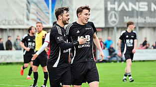 Lams Tim Welter (l.) gratuliert Lukas Pritzl zu seinem Torerfolg im Derby gegen Roding.