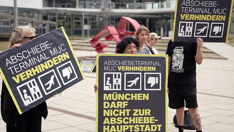 Gegner des Abschiebeterminals demonstrierten vor der Entscheidung gegen das Projekt.