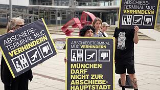 Gegner des Abschiebeterminals demonstrierten vor der Entscheidung gegen das Projekt. Gegner des Abschiebeterminals demonstrierten vor der Entscheidung gegen das Projekt.