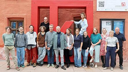 Voller Vorfreude auf die neue Spielzeit ist bereits das Team des Kleinen Theaters um den Intendanten Sven Grunert (Siebter von links).