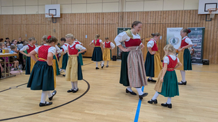Mit großer Freude und jugendlichem Schwung wollen die jungen Trachtler zeigen, was sie alles gelernt haben. Mit großer Freude und jugendlichem Schwung wollen die jungen Trachtler zeigen, was sie alles gelernt haben.