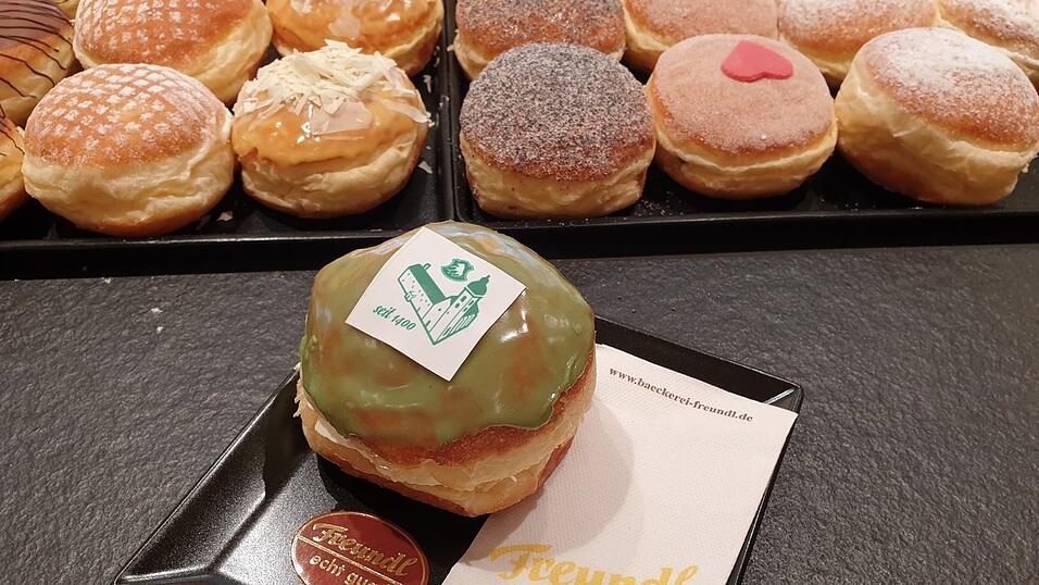 Die Bäckerei Freundl aus Ebersberg hat einen sogenannten 'Braumoaster-Krapfen' mit Bier-Gelee und Sahneschaum im Angebot. Die Bäckerei Freundl aus Ebersberg hat einen sogenannten 'Braumoaster-Krapfen' mit Bier-Gelee und Sahneschaum im Angebot.