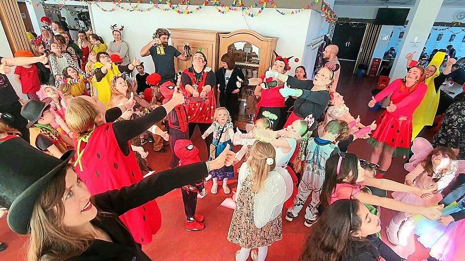 Tanzen und Spielen auf Partyhits: Die Tanzfläche war dank DJ Wolfgang Dantl immer gut gefüllt. Tanzen und Spielen auf Partyhits: Die Tanzfläche war dank DJ Wolfgang Dantl immer gut gefüllt.