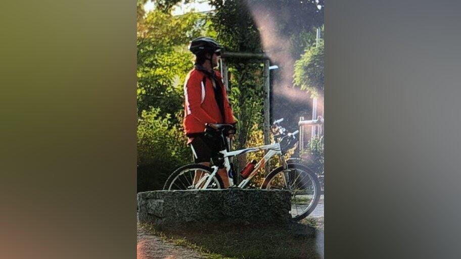 Der mutmaßliche Täter trug eine rote Jacke und eine schwarze Hose. Der mutmaßliche Täter trug eine rote Jacke und eine schwarze Hose.