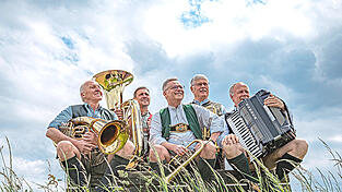 Die Wirtshausmuse auf einem Bankerl in der Wörther Au. Von links: Franz „Vere“ Härtl, Bernhard Wolf, Markus Schnagl, Franz Wagner und Reinhold Koller.