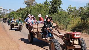 Vor der neuerlichen Gewalteskalation fliehen die Anwohner im Grenzgebiet von Thailand und Kambodscha – mitunter auch auf Traktoren. Vor der neuerlichen Gewalteskalation fliehen die Anwohner im Grenzgebiet von Thailand und Kambodscha – mitunter auch auf Traktoren.