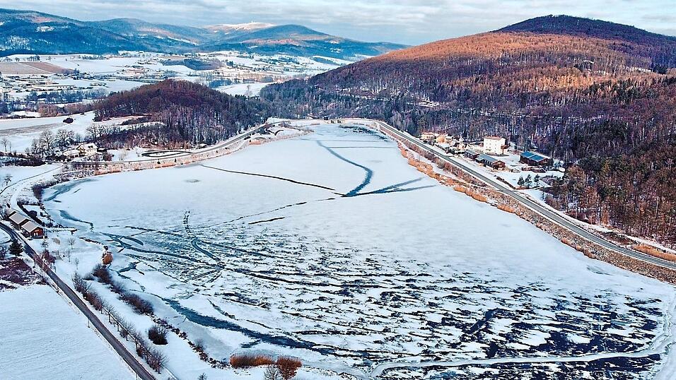 Der Drachensee ist derzeit mit einer Eisschicht überzogen. Doch was stabil aussieht, ist an vielen Stellen brüchig. Der Drachensee ist derzeit mit einer Eisschicht überzogen. Doch was stabil aussieht, ist an vielen Stellen brüchig.