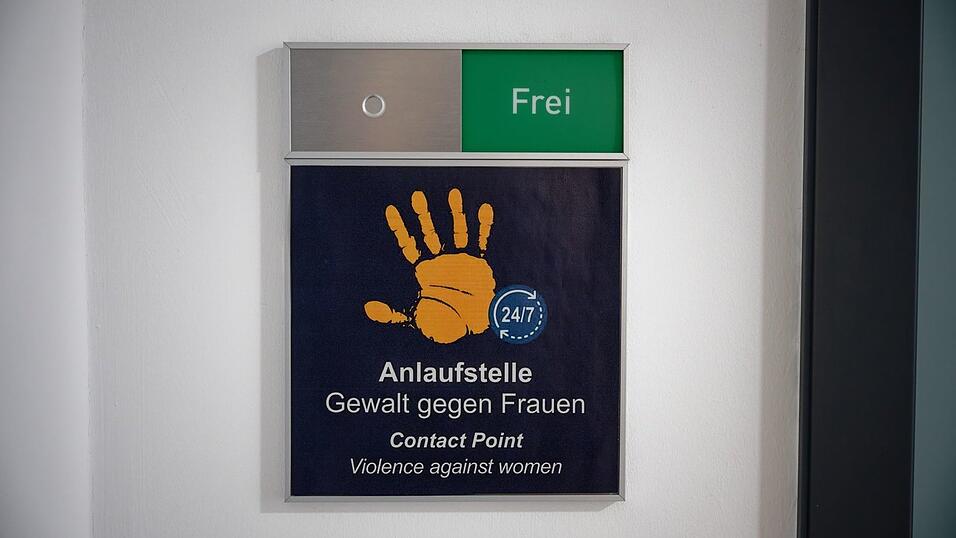 Es gibt aktuell zwei Anlaufstellen dieser Art: Einer in der Wache am Hauptbahnhof Köln, einer am Berliner Ostbahnhof. Es gibt aktuell zwei Anlaufstellen dieser Art: Einer in der Wache am Hauptbahnhof Köln, einer am Berliner Ostbahnhof.