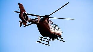 Der Mann kam per Rettungshubschrauber in ein Krankenhaus, wo er starb. (Symbolbild) Der Mann kam per Rettungshubschrauber in ein Krankenhaus, wo er starb. (Symbolbild)
