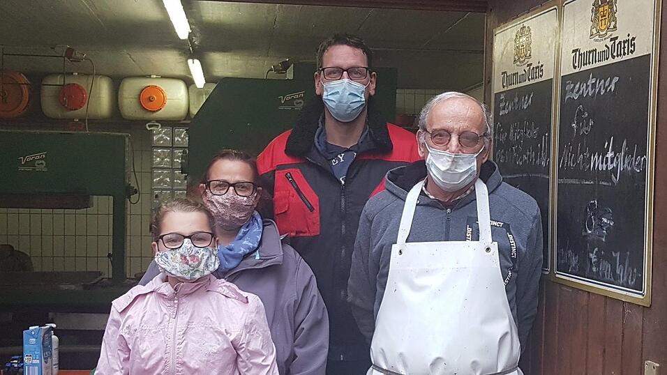 Pascal Lechat, Andreas und Sandra Ruhland sowie eines ihrer Kinder vor dem Presshäuschen des OGV an der Wutzmühle Pascal Lechat, Andreas und Sandra Ruhland sowie eines ihrer Kinder vor dem Presshäuschen des OGV an der Wutzmühle