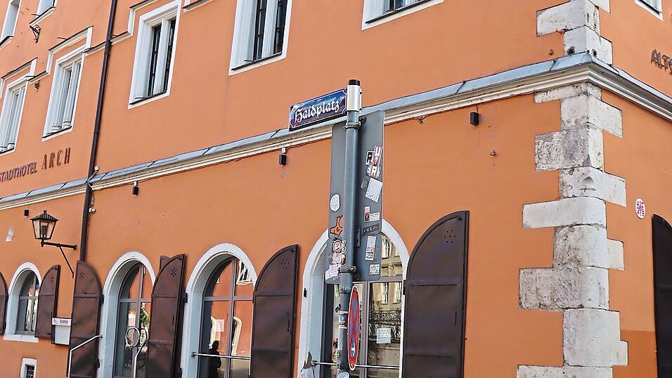 Der Schriftzug &uuml;ber der Restaurantt&uuml;r ist abgebaut, noch im September soll dort das Antico &ouml;ffnen.