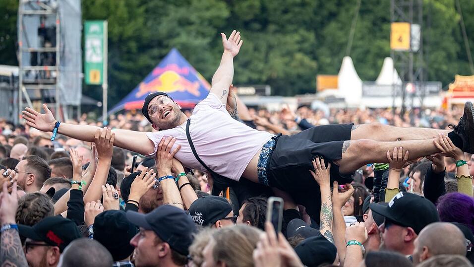 Schon am Donnerstag konnten sich die Musikfans bei Partys auf dem Festivalgel&auml;nde aufw&auml;rmen. (Symbolbild)