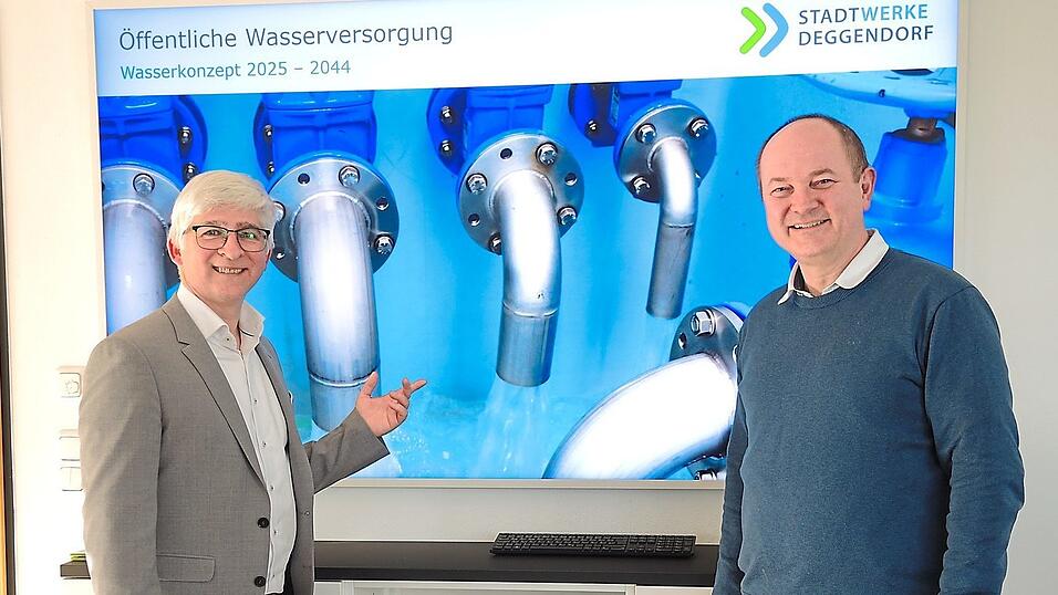 Warum die städtische Wasserversorgung in den nächsten 20 Jahren zukunftssicher gemacht werden muss, erklärten im Pressegespräch Stadtwerke-Geschäftsführer Alexander Springer (l.) und der technische Leiter Gerhard Kuchler.