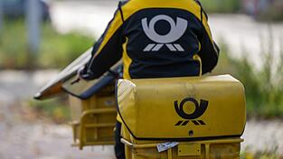 Briefe auf dem Weg zum Briefkasten - es werden immer weniger.