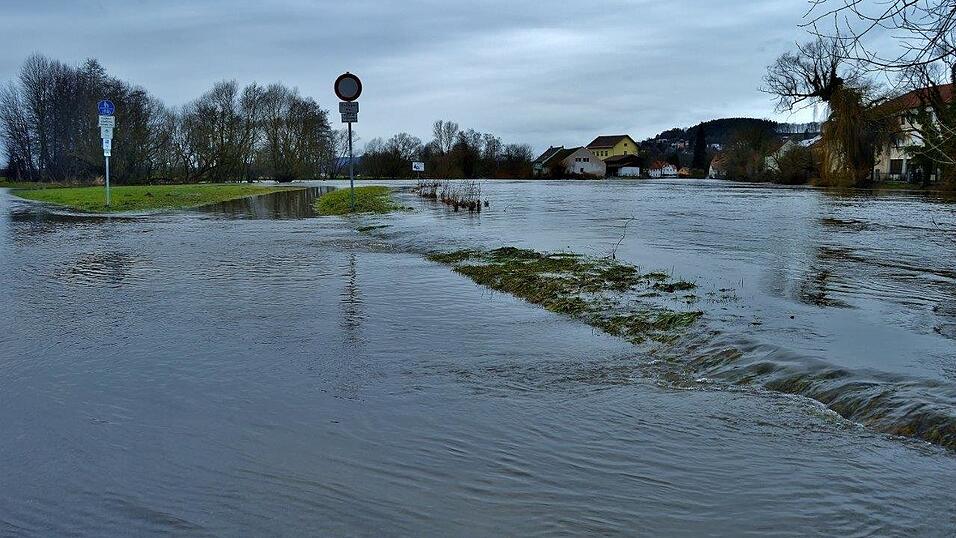 Auch der Regen bei Cham steigt &uuml;ber die Ufer.