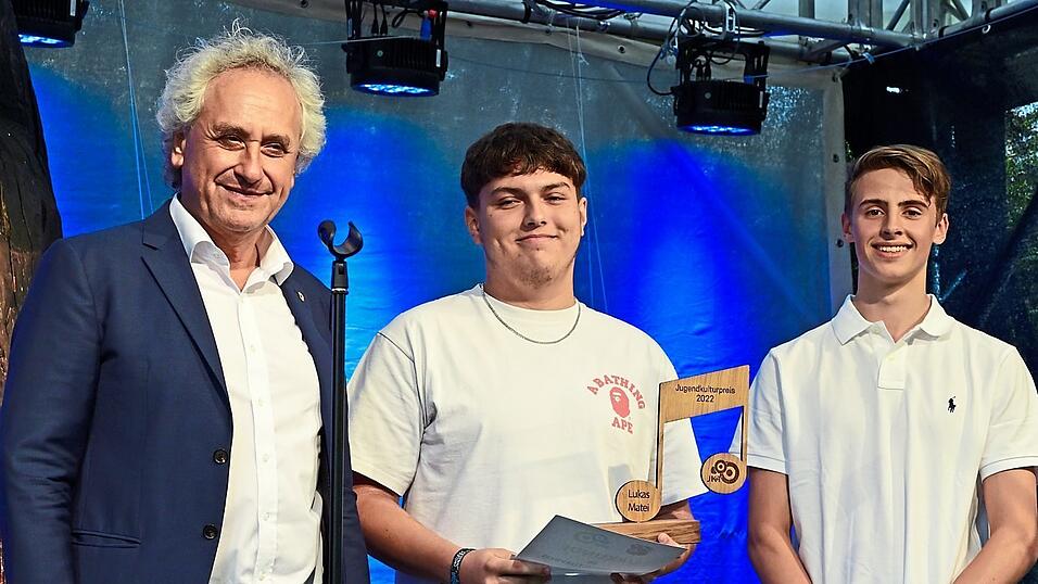 Im Bereich Solomusik zeichnete Landrat Helmut Petz Lukas Matei (Mitte) aus. Die Laudatio hielt Noah Renkl.
