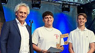 Im Bereich Solomusik zeichnete Landrat Helmut Petz Lukas Matei (Mitte) aus. Die Laudatio hielt Noah Renkl.