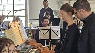 Die Landauer Sarah Mittnacht zog an der Orgel alle Register.