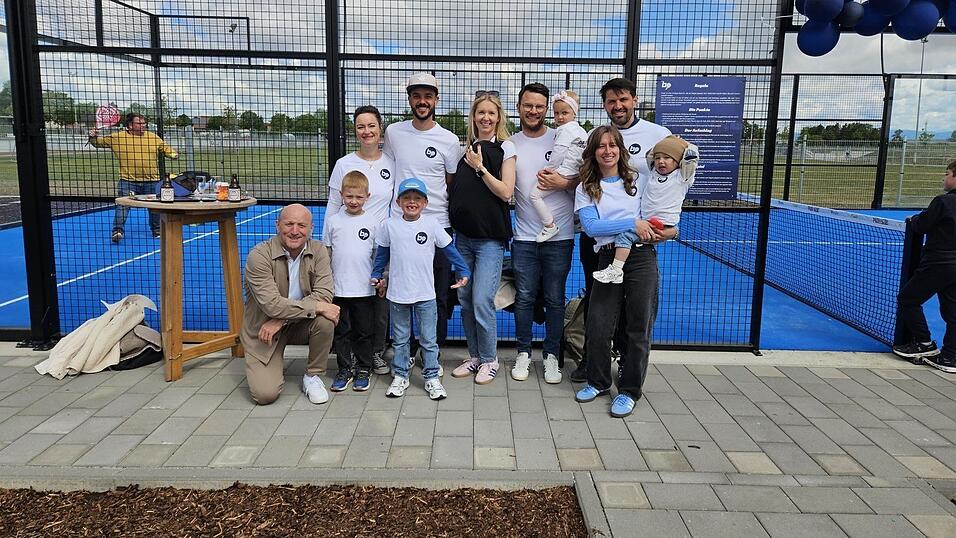 Die Gründer von Bavarian Padel mit ihren Familien und Bürgermeister Franz Aster (l.) Die Gründer von Bavarian Padel mit ihren Familien und Bürgermeister Franz Aster (l.)