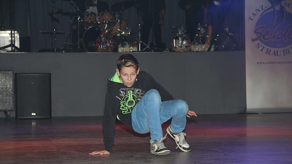 Die Bilder vom Abschlussball der Tanzschule Seidel in der Fraunhofer-Halle am 28. November. Die Bilder vom Abschlussball der Tanzschule Seidel in der Fraunhofer-Halle am 28. November.