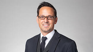 Josua Mulzer ist der neue Schulleiter. Josua Mulzer ist der neue Schulleiter.