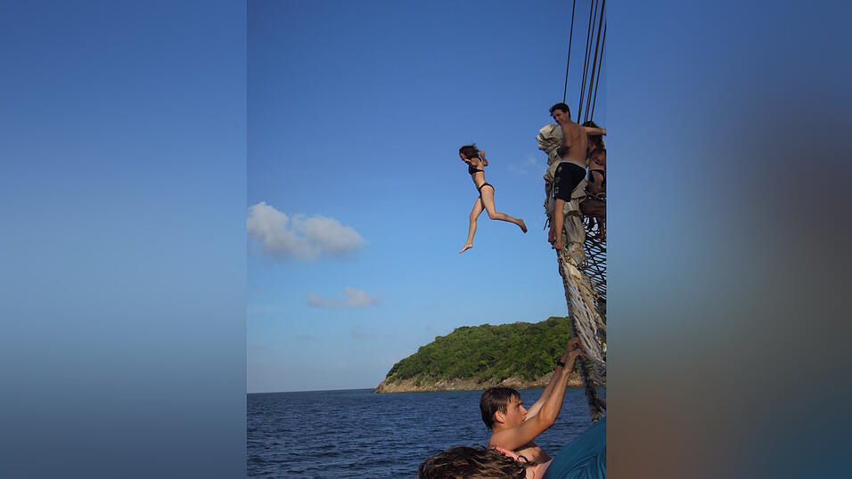 Die 32 Schüler, die mit der Thor Heyerdahl unterwegs sind, feierten auf Grenada in das neue Jahr hinein. Die 32 Schüler, die mit der Thor Heyerdahl unterwegs sind, feierten auf Grenada in das neue Jahr hinein.