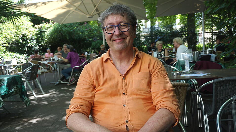 Johannes Pernsteiner sitzt im Garten seiner Konditorei und f&uuml;hlt sich schon als Pensionist, wie er sagt.