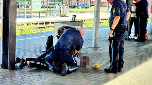 Nach einem Streit im RE 3, bei dem ein Mann zwei weitere leicht verletzte, wurde er am Bahnhof in Plattling schließlich von der Polizei festgenommen.     