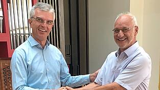 Der neue Domkapellmeister Christian Heiß ist bei den Domspatzen in Regensburg angekommen und wird von seinem Vorgänger, Roland Büchner, herzlich willkommen geheißen.