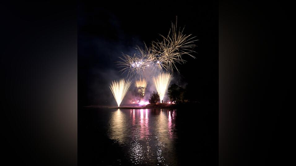 Mit einem bunten Feuerwerk wird die Lampionfahrt 2022 gefeiert.