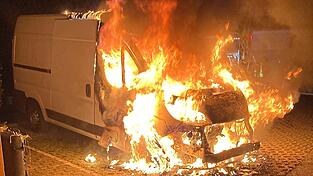 Nur einer von 100 Einsätzen der Schierlingen Feuerwehr im vergangenen Jahr: Total ausgebrannt ist im September ein Kleintransporter in der Waldstraße. Auch im April löschten die Feuerwehrler in der Frühlingsstraße ein in Vollbrand stehendes Auto.