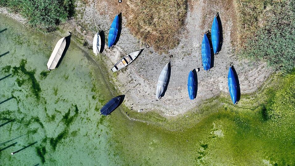 Das seichte Wasser zeigt den niedrigen Wasserstand. Das seichte Wasser zeigt den niedrigen Wasserstand.