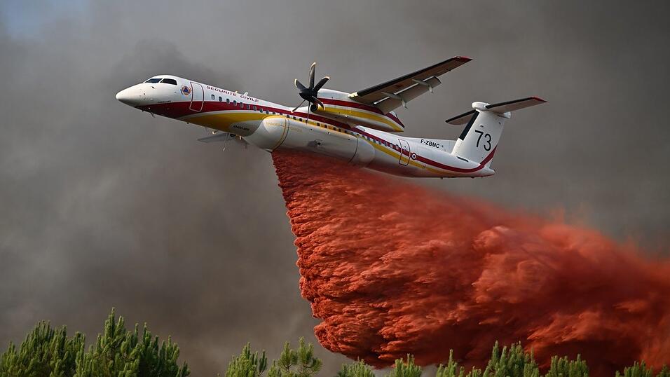 Löschflugzeuge kommen zum Einsatz. Löschflugzeuge kommen zum Einsatz.